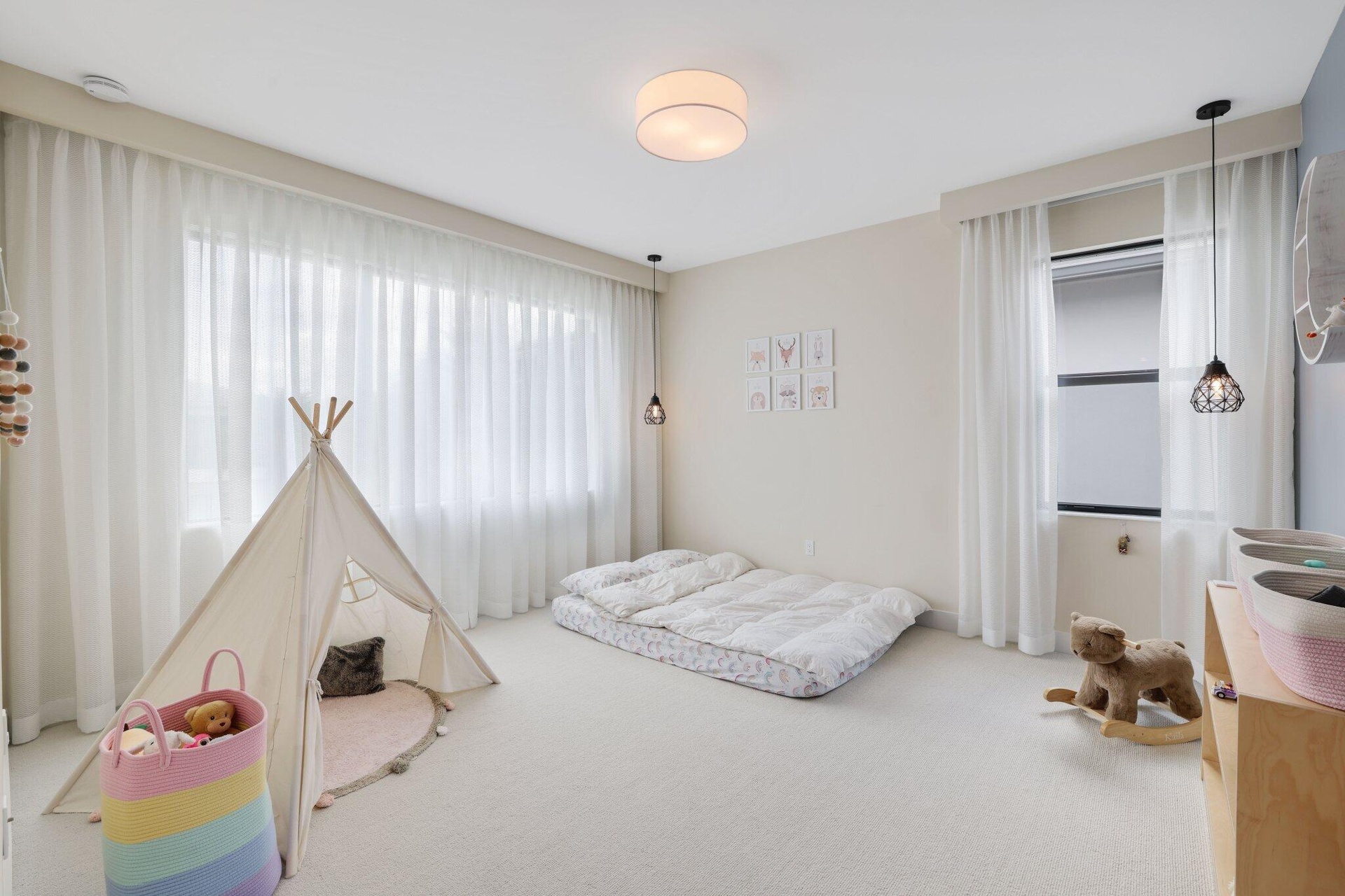 Bedroom with en suite bathroom and walk in closet