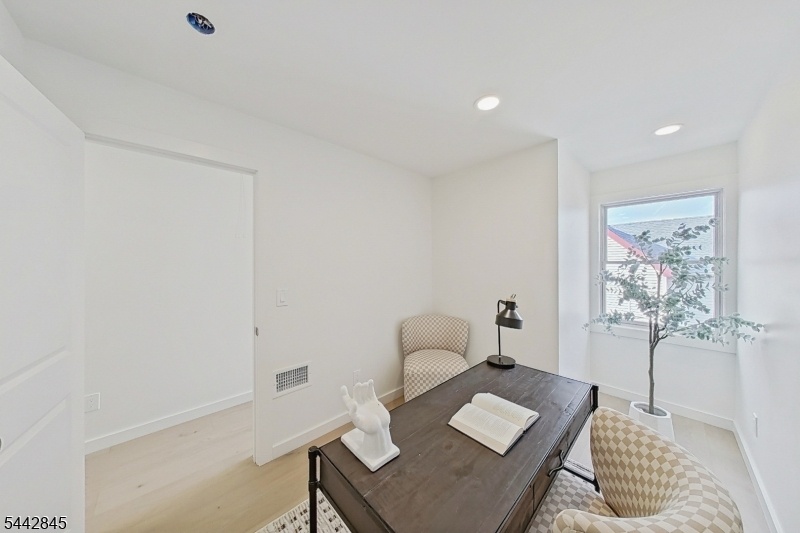 Bedroom / Office