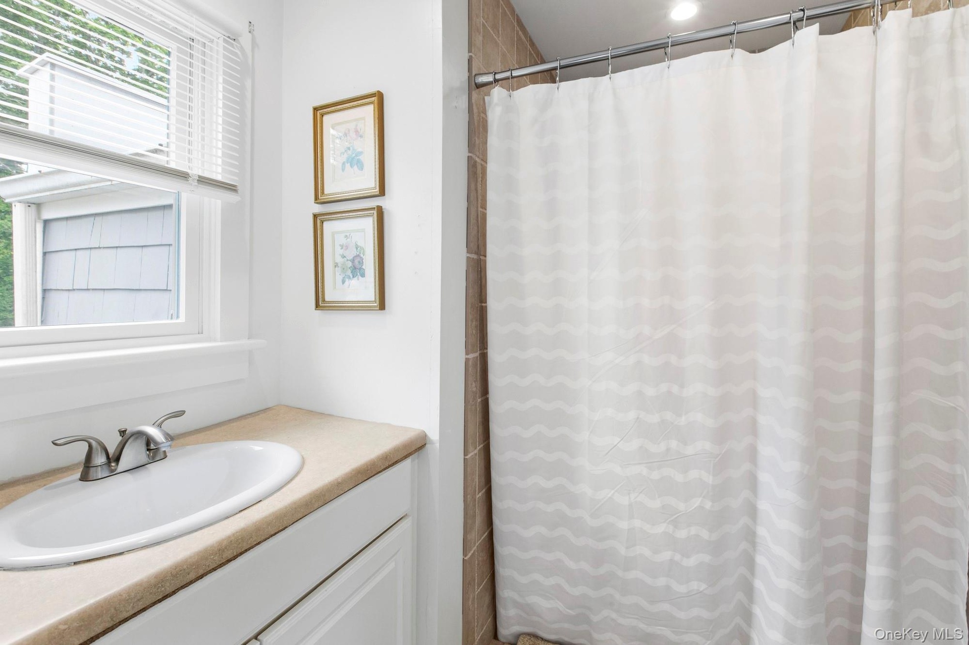 Guest Studio Unit CBathroom