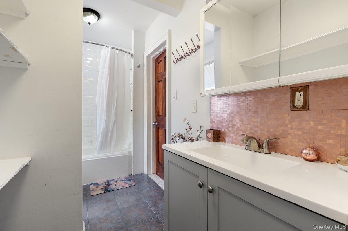 1st Floor Full Bathroom