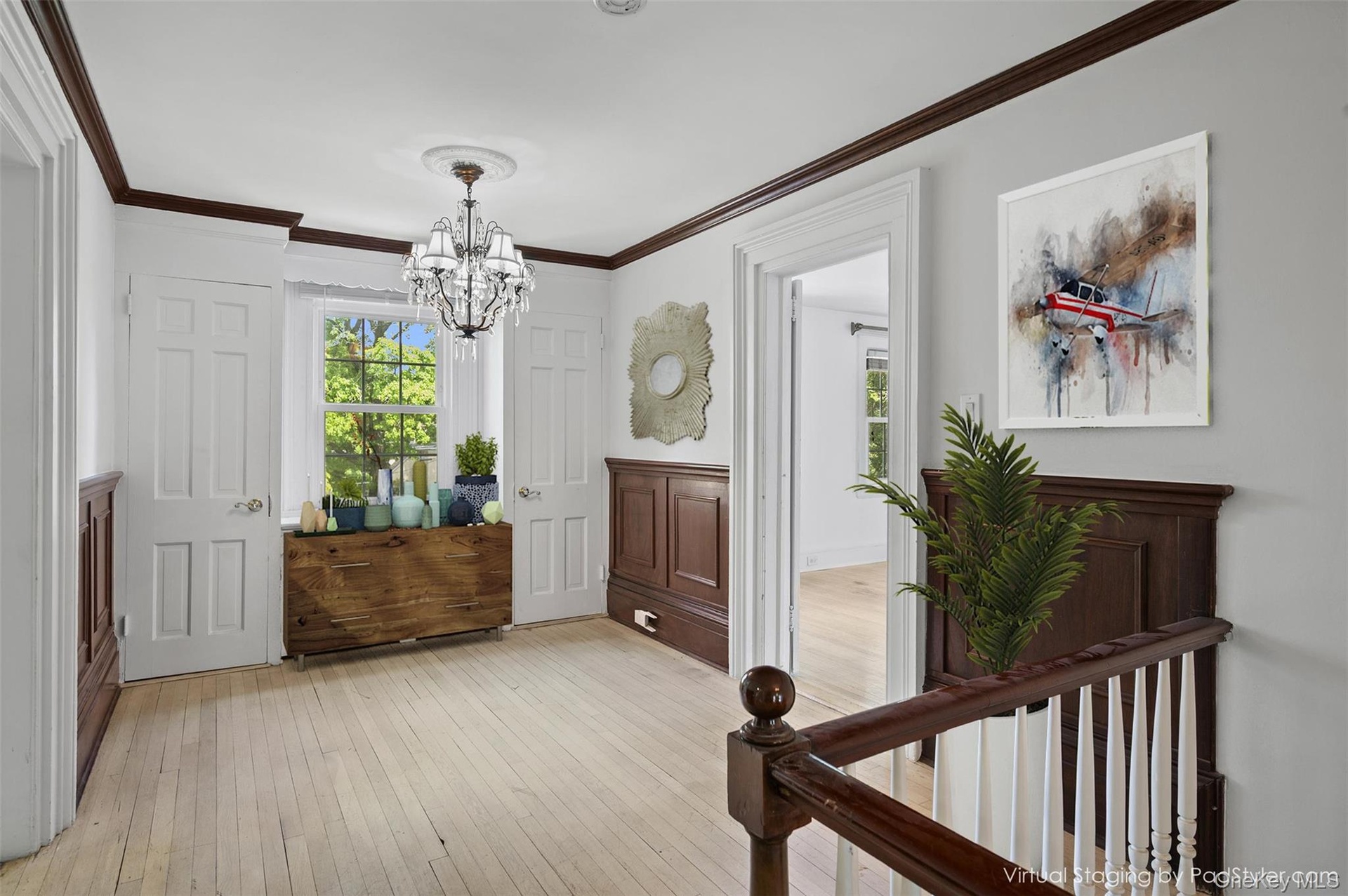 Upstars foyer large enough to create a quiet space to work and relax