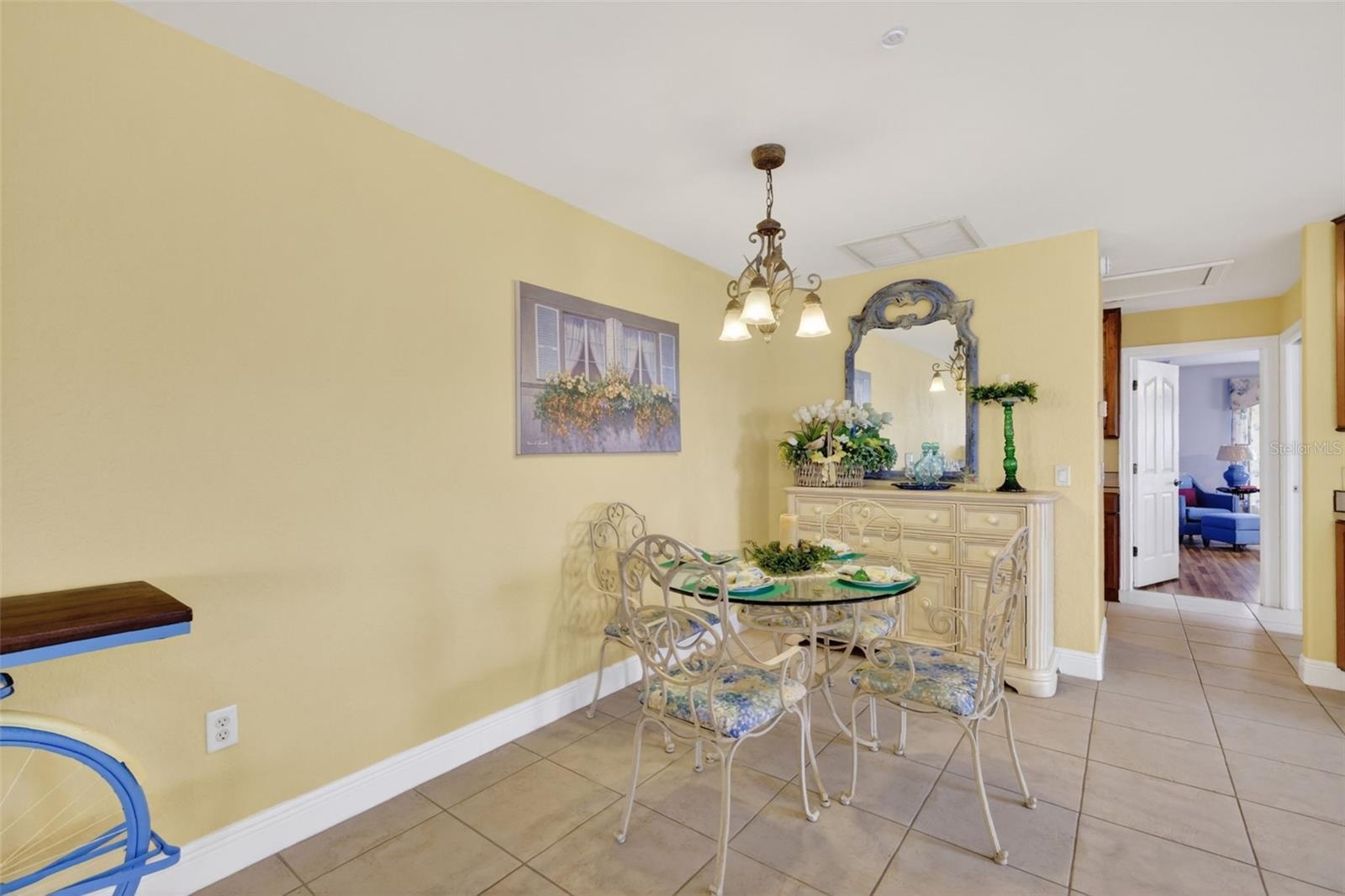 Guest Breakfast Nook Over Garage