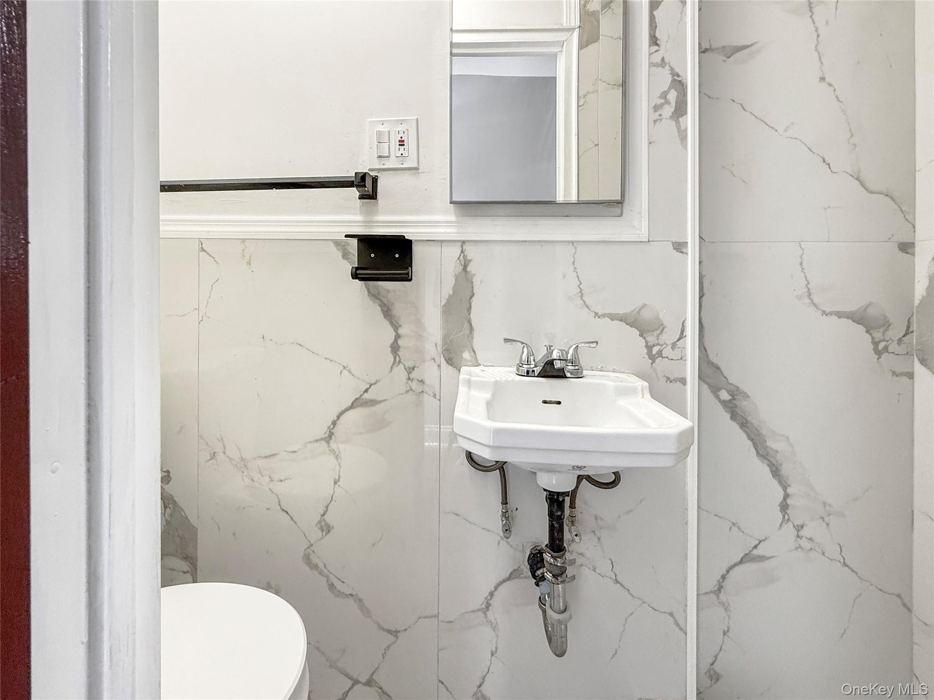 Unit 2 -Full Hall Bath