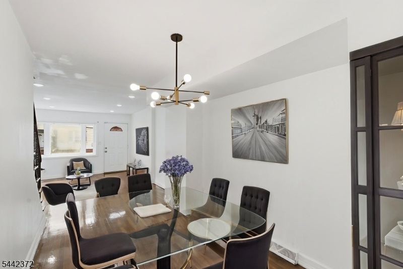 Dining Room (virtually staged)