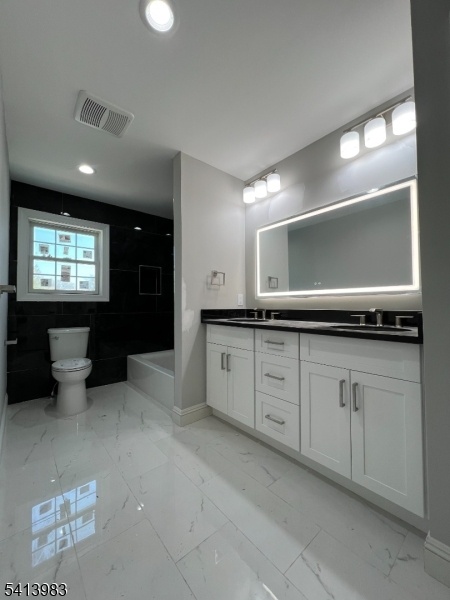 Secondary suite bath