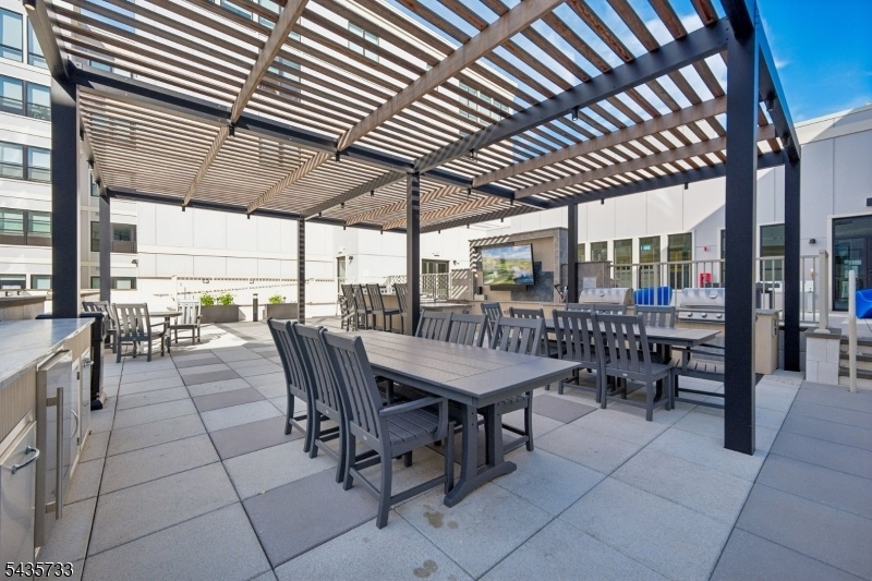 Outdoor amenity deck