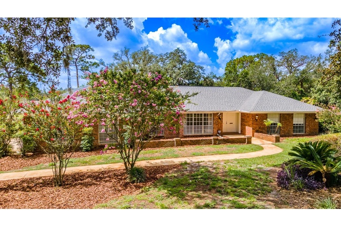 Welcome to 305 S Sweetwater Blvd.