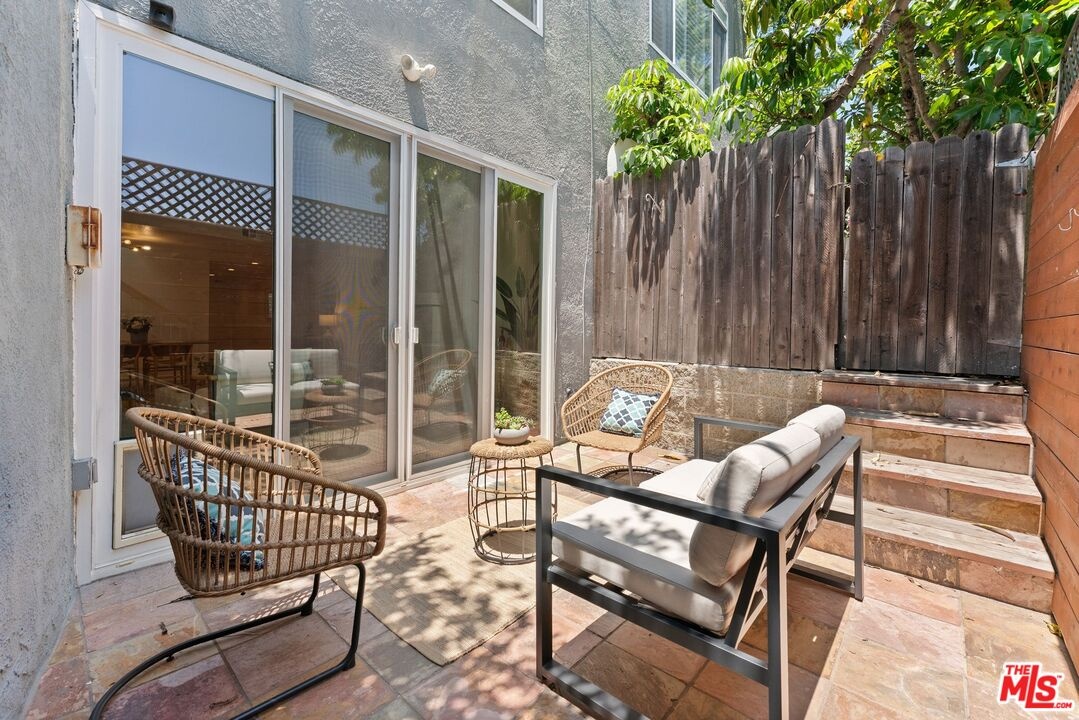 Private enclosed patio with st