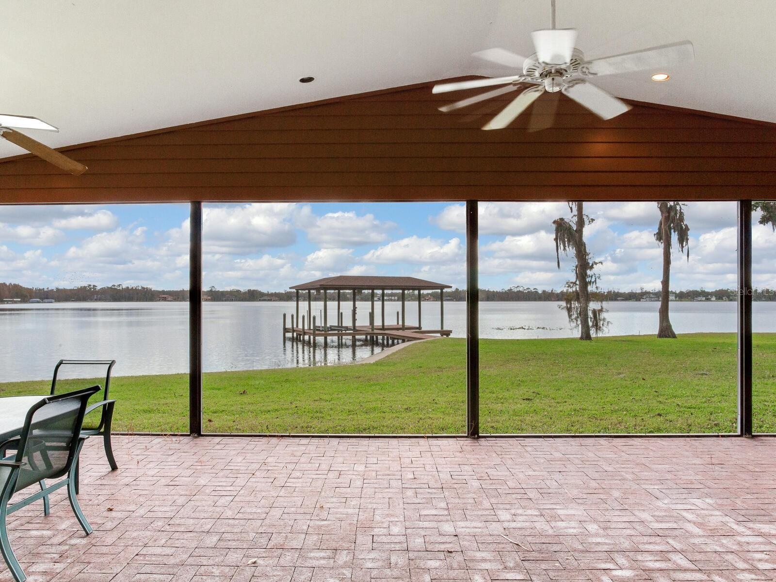 Lanai / Lake View