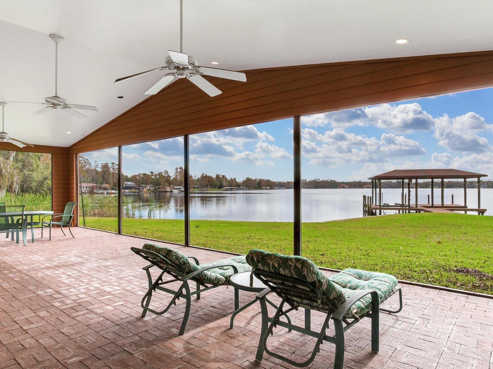 Lanai / Lake View