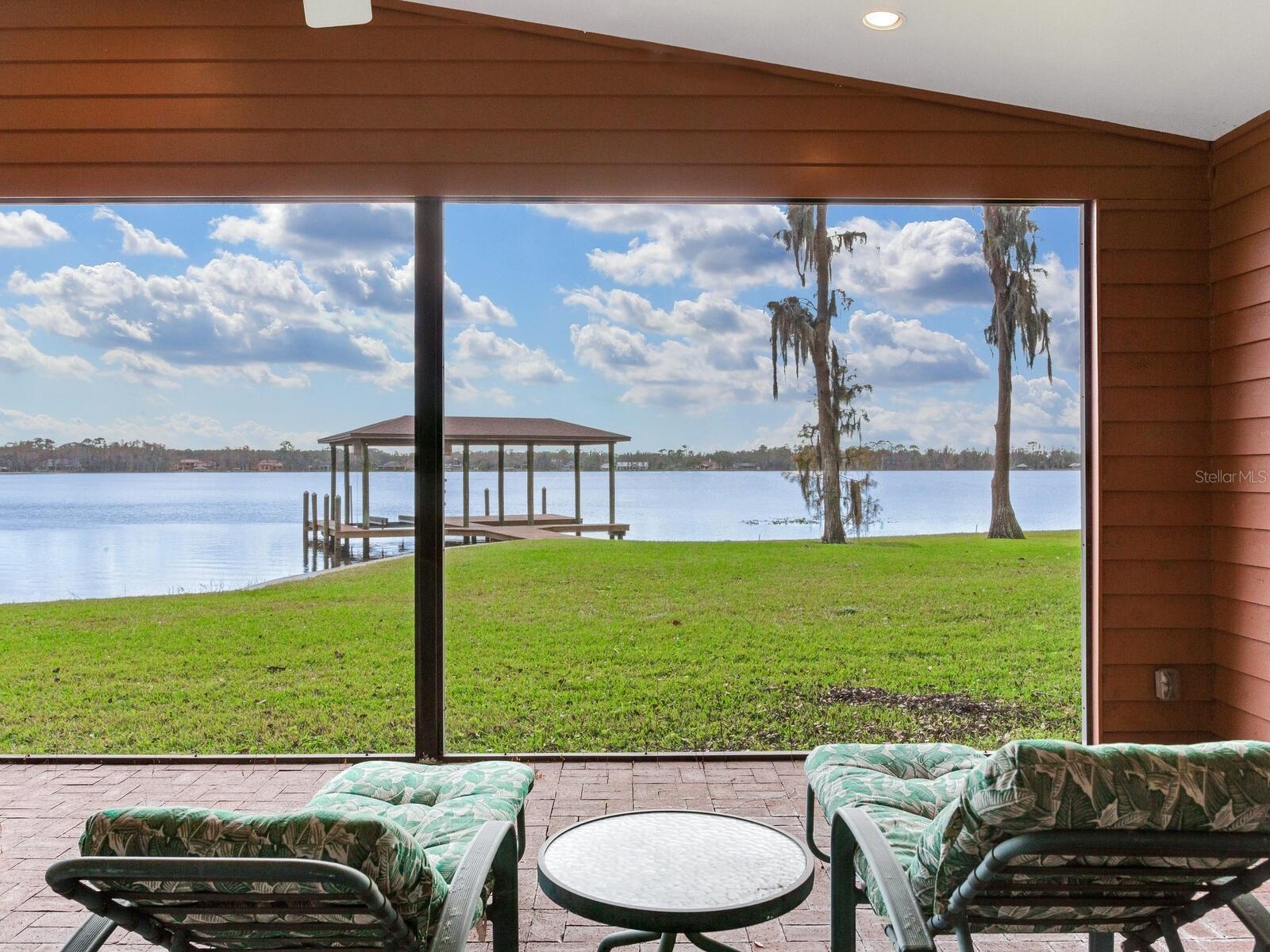 Lanai / Lake View