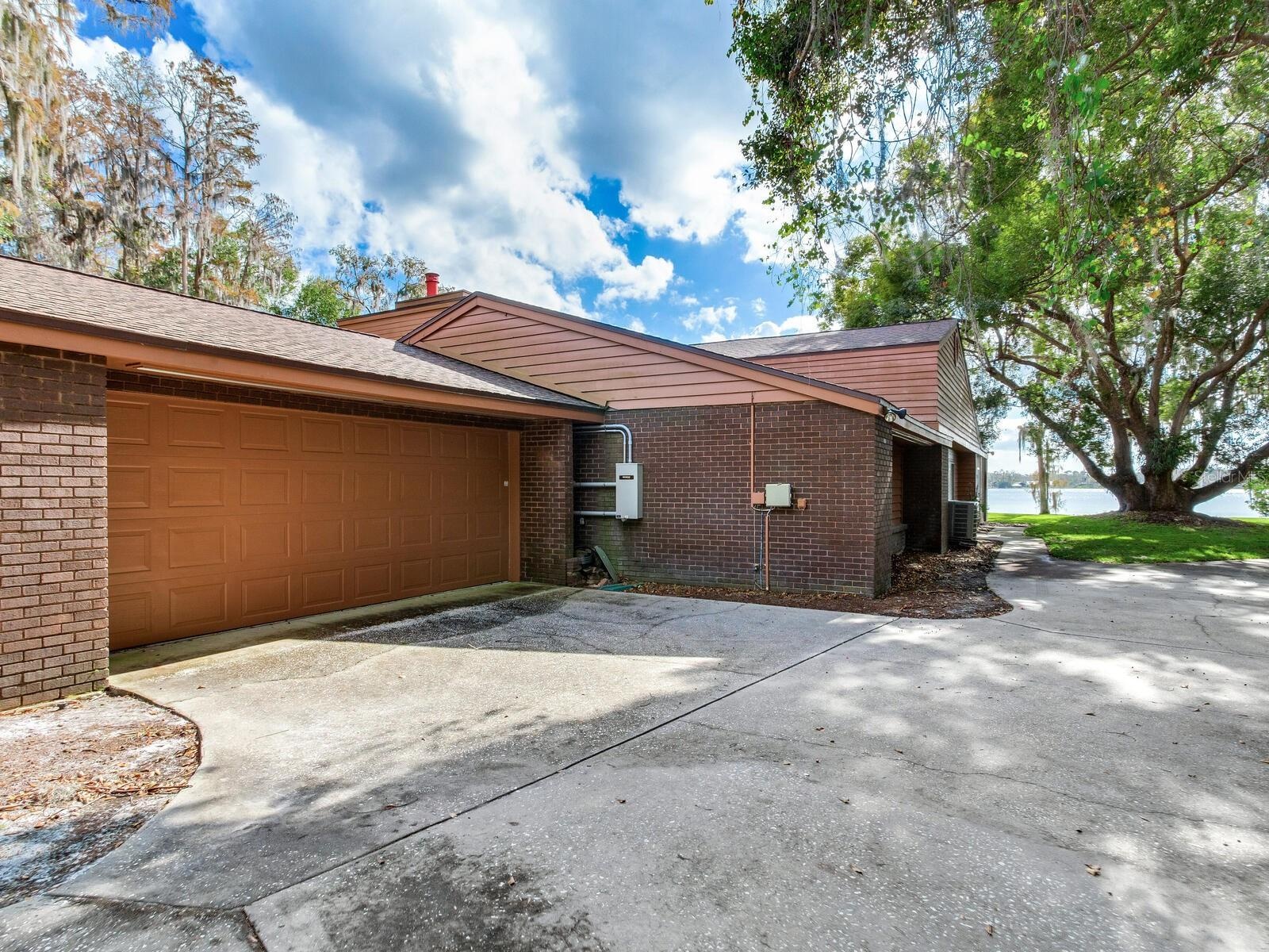 Side-load Garage