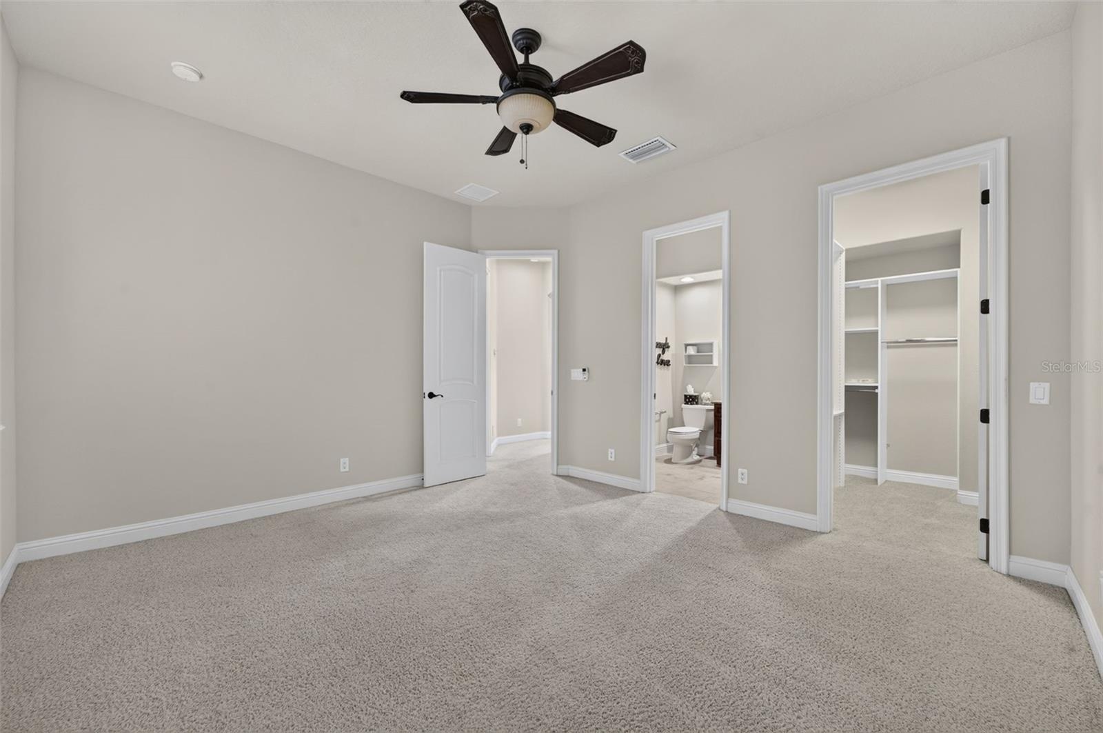 Bedroom 3 en suite and walk-in closet