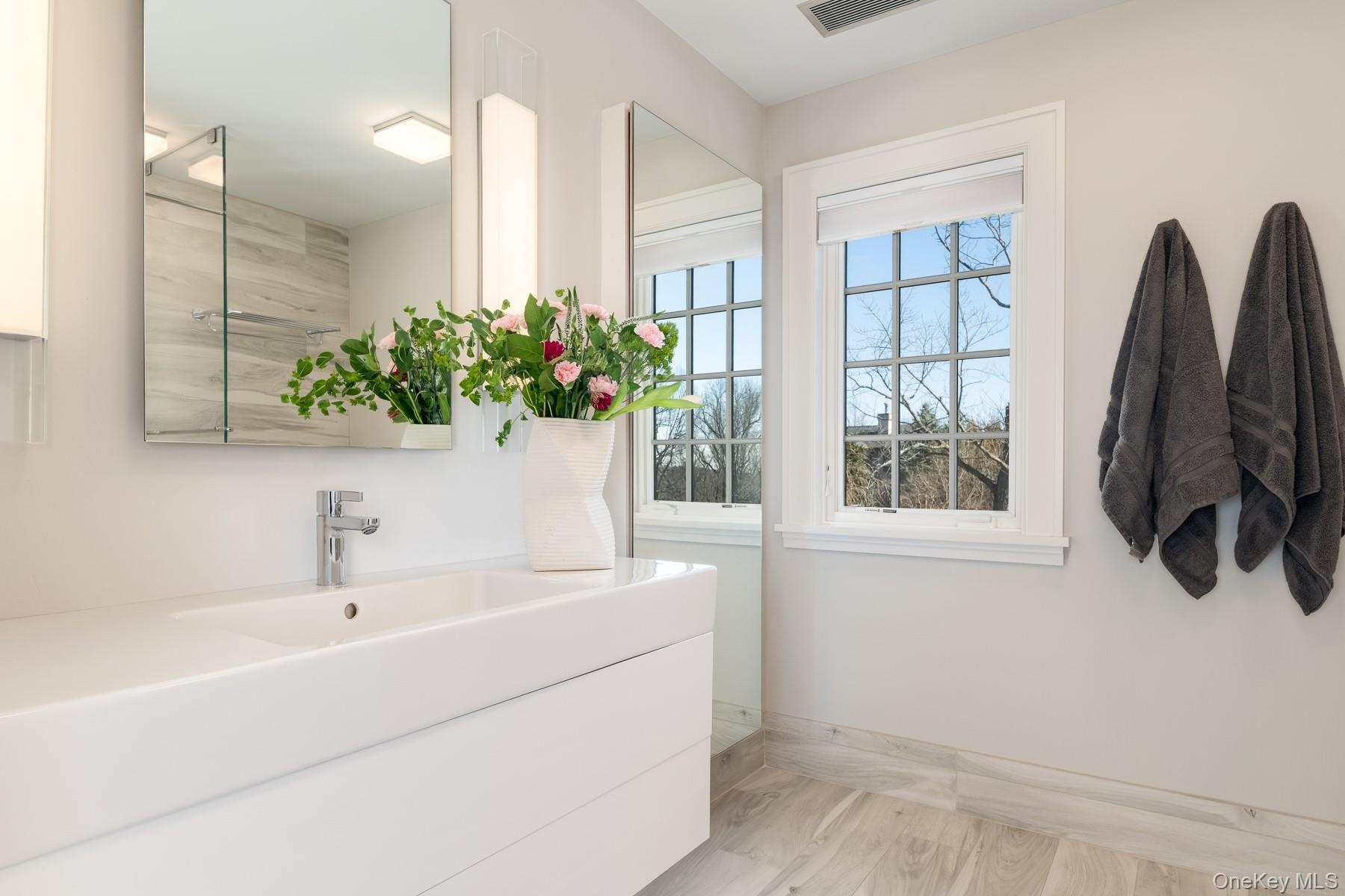 Beautifully tiled en-suite bathroom.