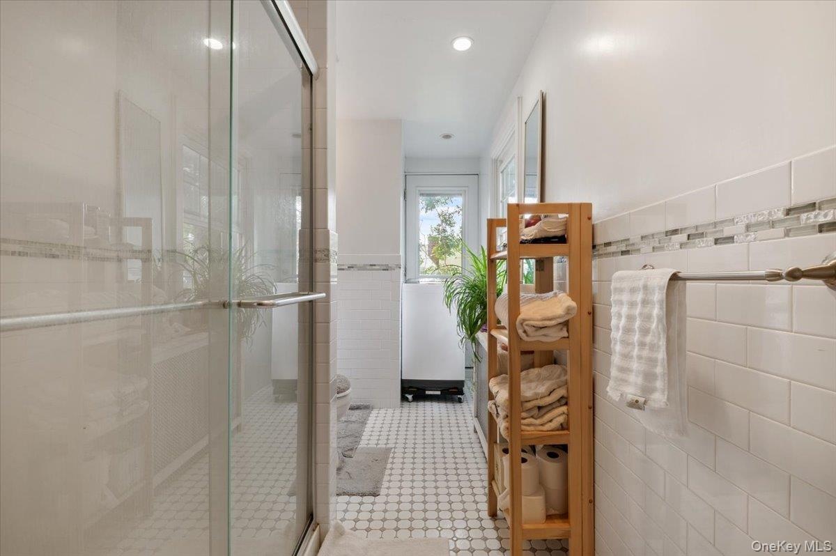 Third floor - Full Bath