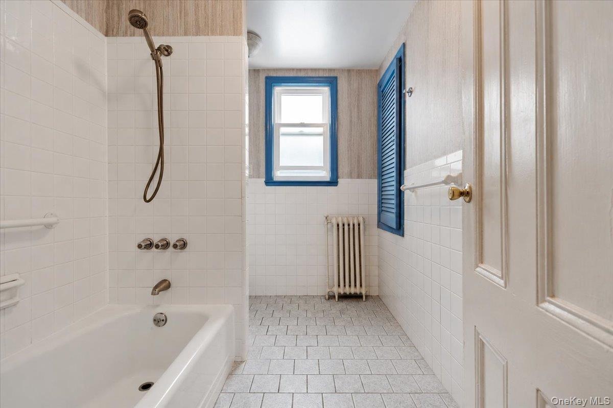 Second floor - Full bathroom
