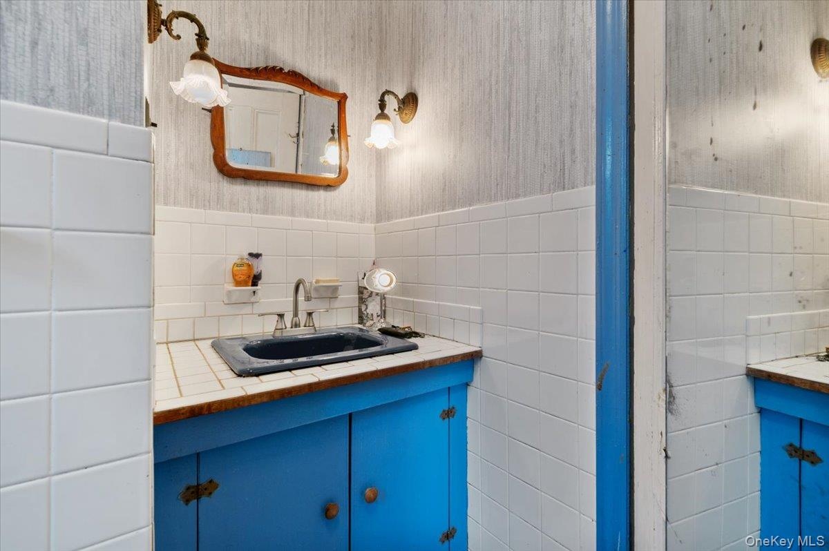 Second floor - Full bathroom