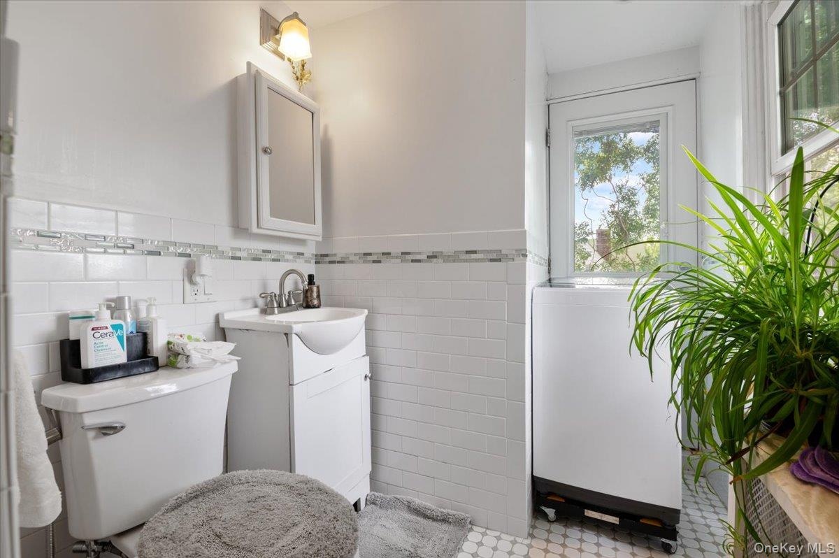 Second floor - Full bathroom