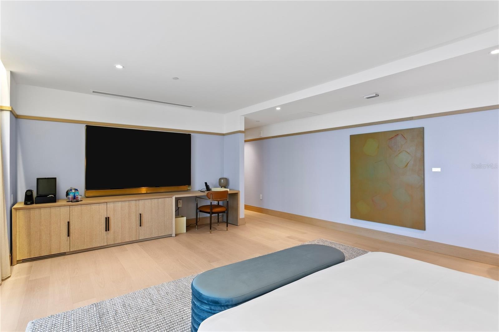 2 luxurious Guest Suites with Room Service