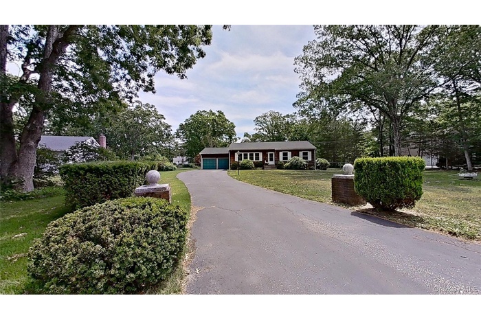 Welcome to this stately setting!