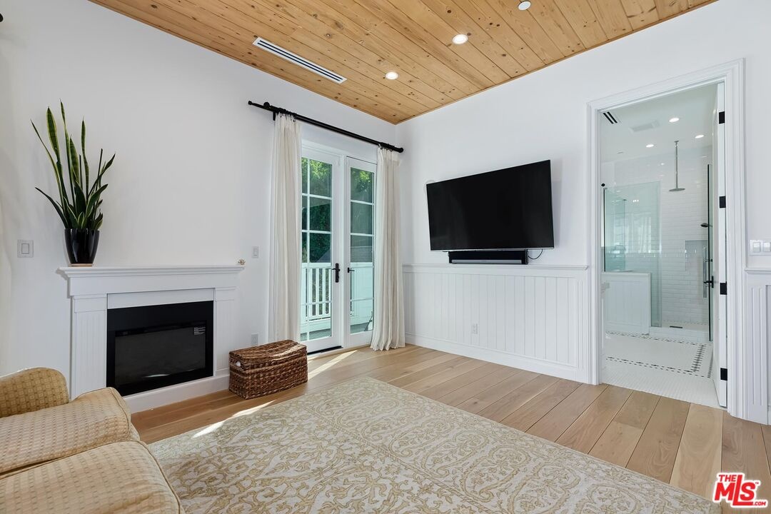 Fireplace in primary bedroom