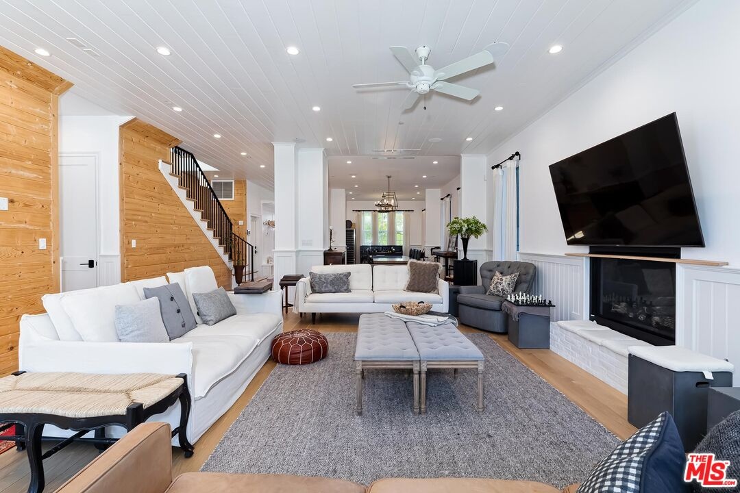 Family room area to front