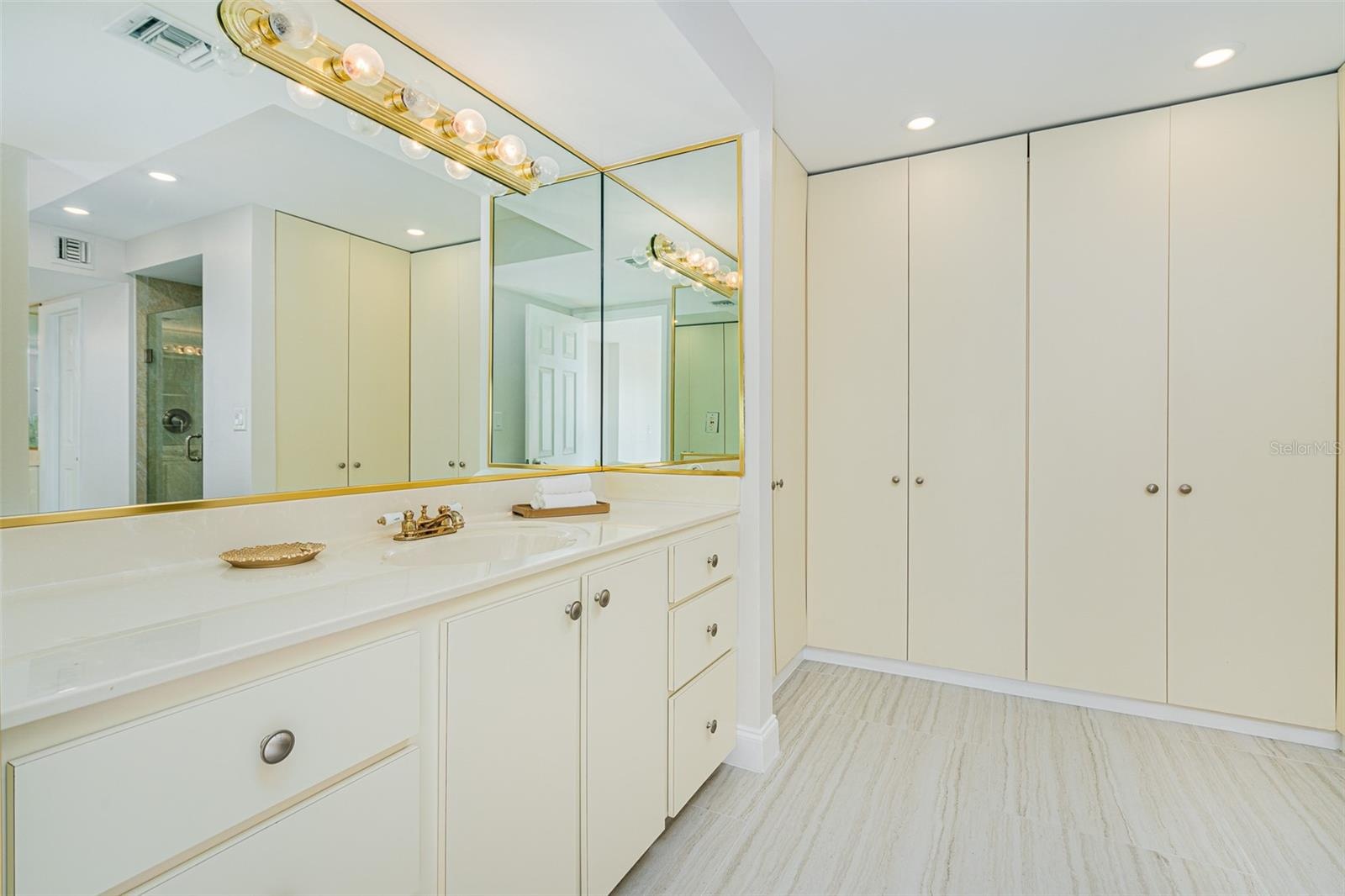 PRIMARY BEDROOM BATHROOM
