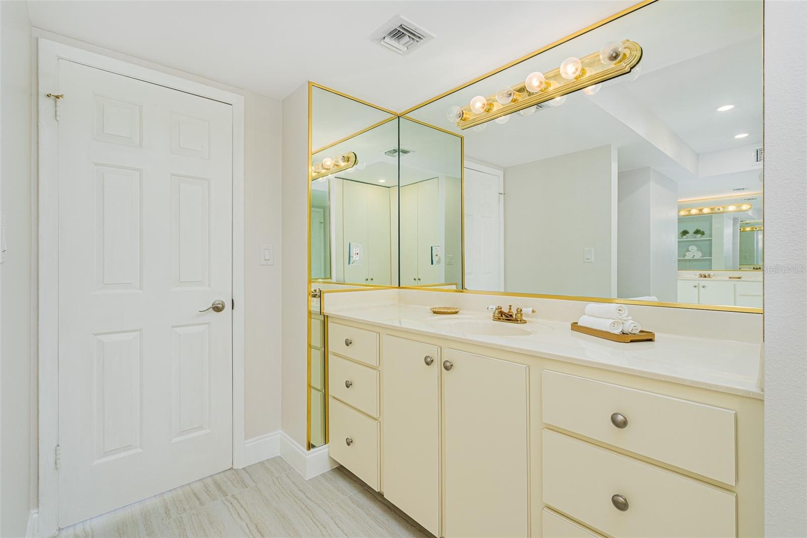 PRIMARY BEDROOM BATHROOM