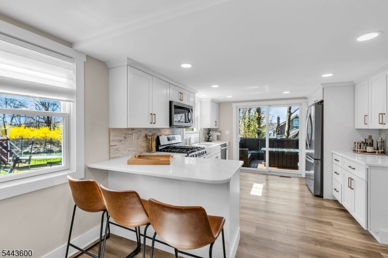 Granite counters, gas cooking