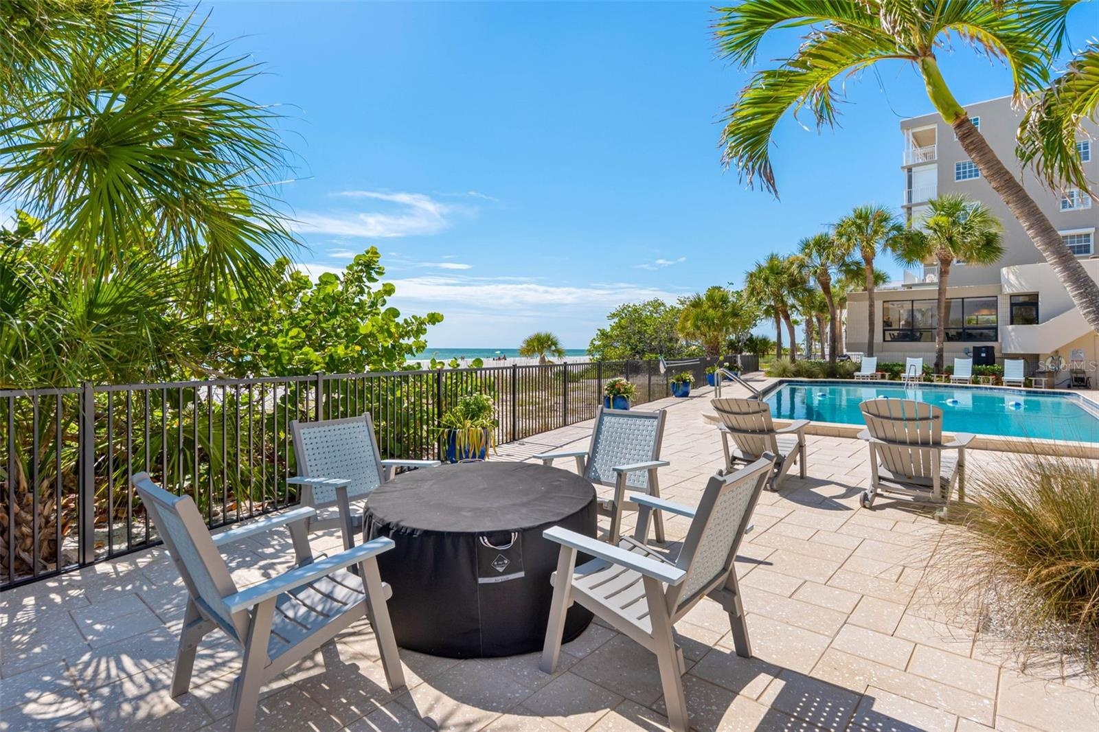 ....   Fire Pit - New Tiles - Clubhouse, Lounge Chairs - Furniture - All New..