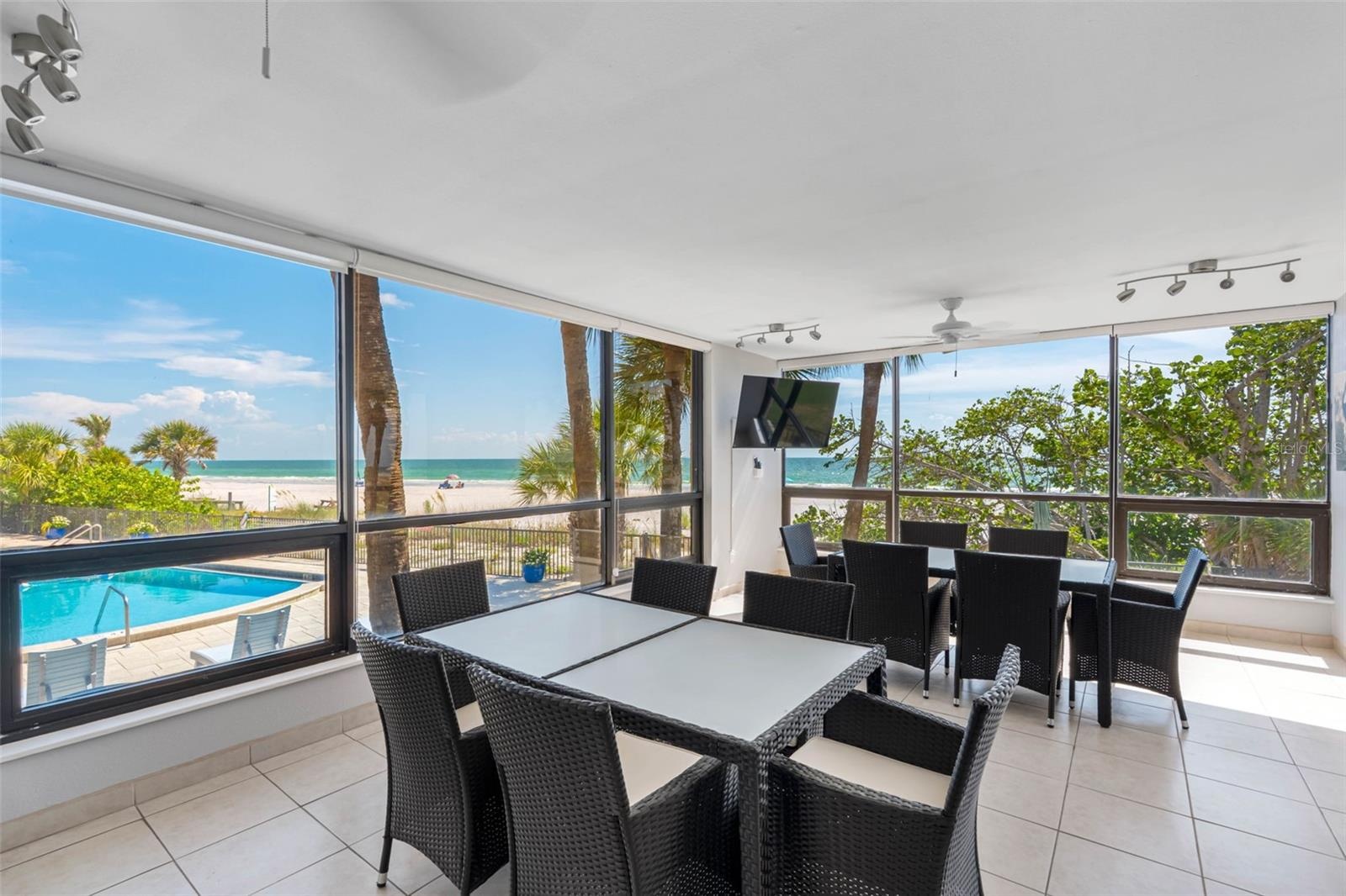 .. 700 West Enjoys a Gulffront Clubhouse For It's Owners Complete with Kitchen and Two Bathrooms. There is also the Complex Grilling Area Righr Outsid