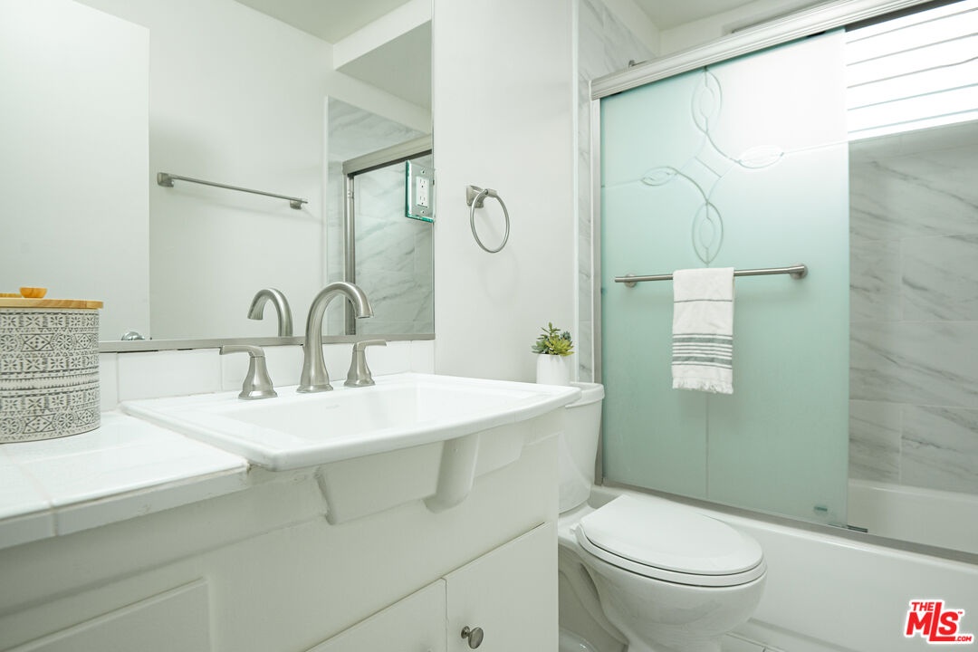 337 N Palm_bathroom
