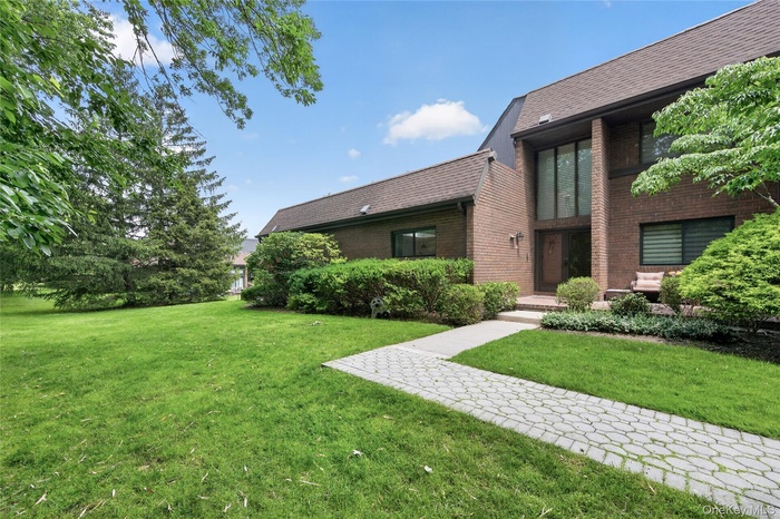 66 Chestnut Hill (End-Unit)