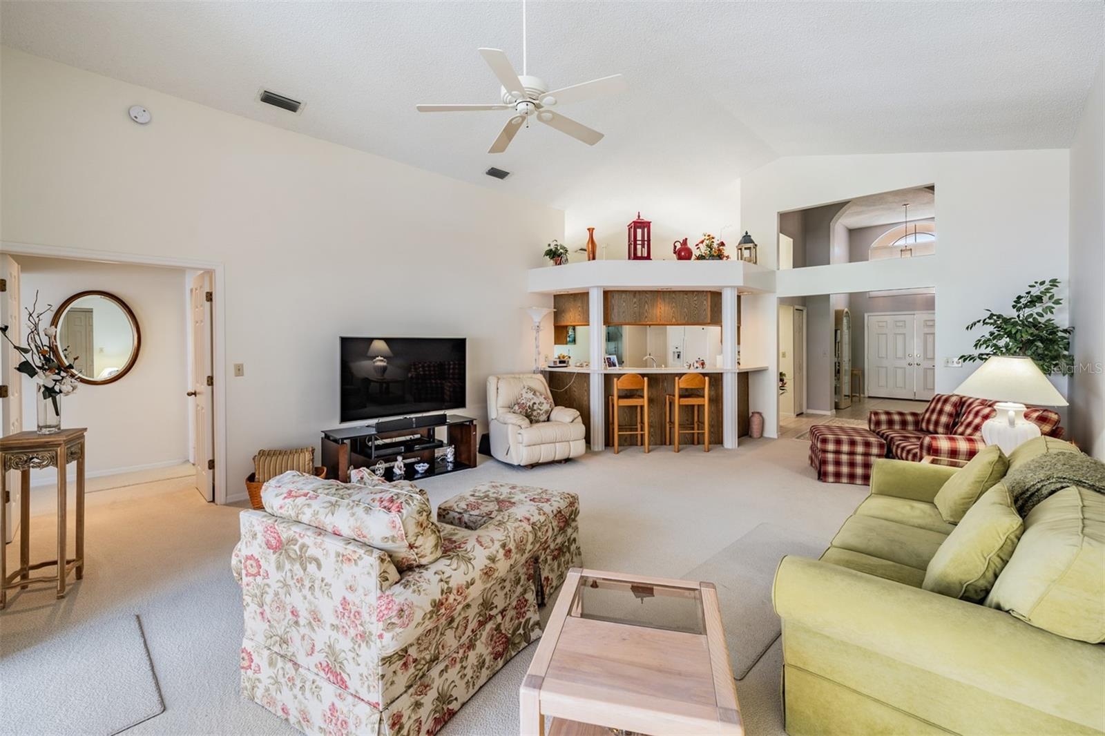 Large and open family room, ceiling fan.
