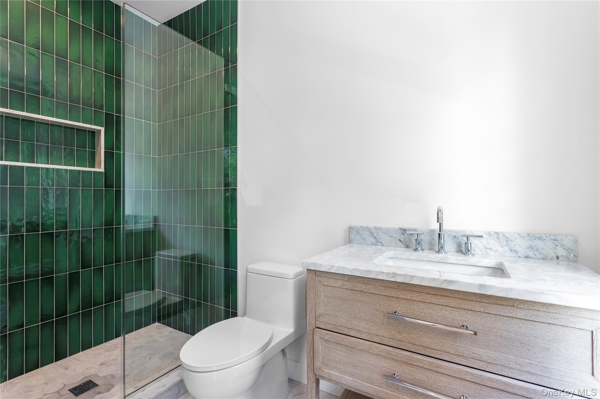 2nd Floor ensuite bathroom