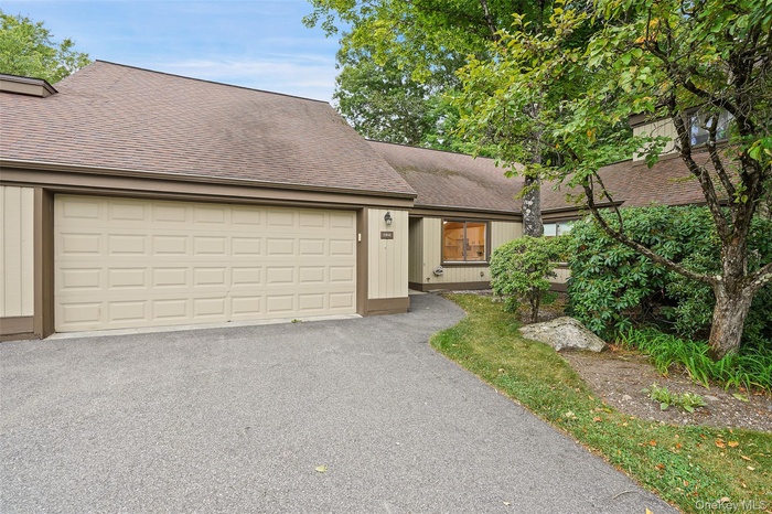 Welcome to 606C Heritage Hills! 3-bedrooms, plus a den, 2-baths, 1-level, 2-car garage