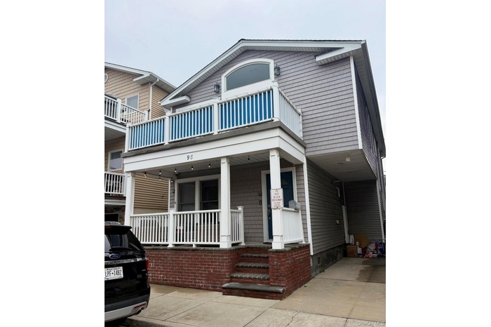 Front of House WDriveway