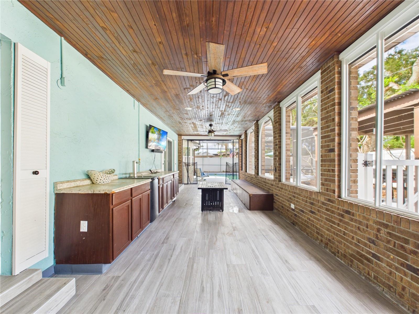 Large  Screened in Lanai