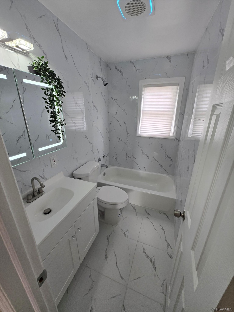 1Floor bathroom