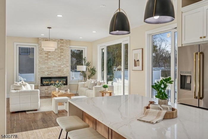 KITCHEN / FAMILY ROOM