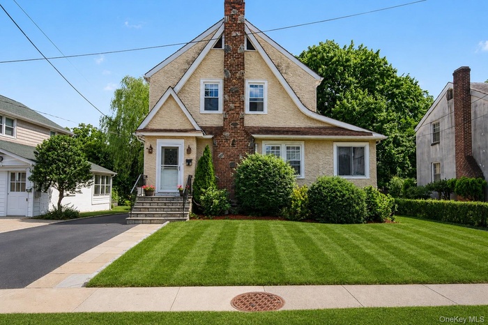 Welcome HOME to 31 Brookdale Avenue!
