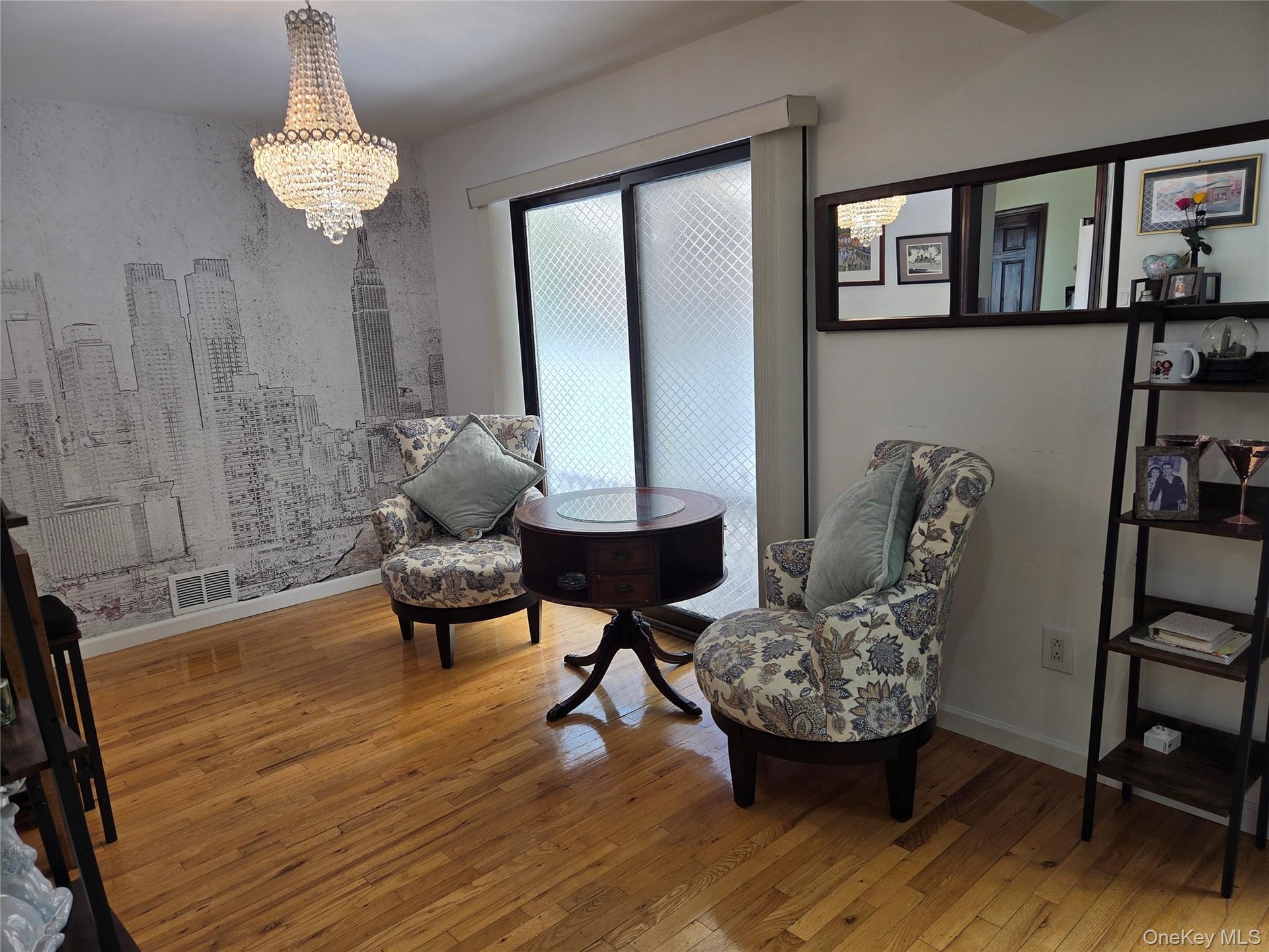 Can serve as a dining room.