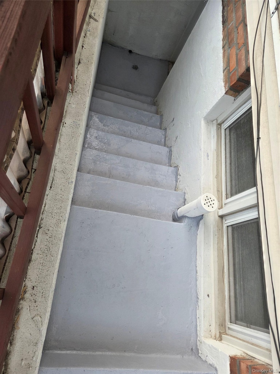 Side Entrance Direct access to the guest room.