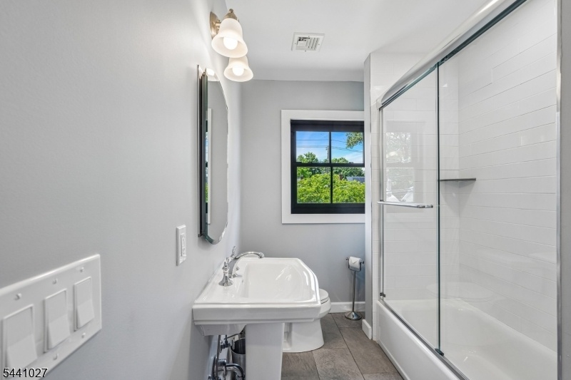 2nd Floor Full Bathroom