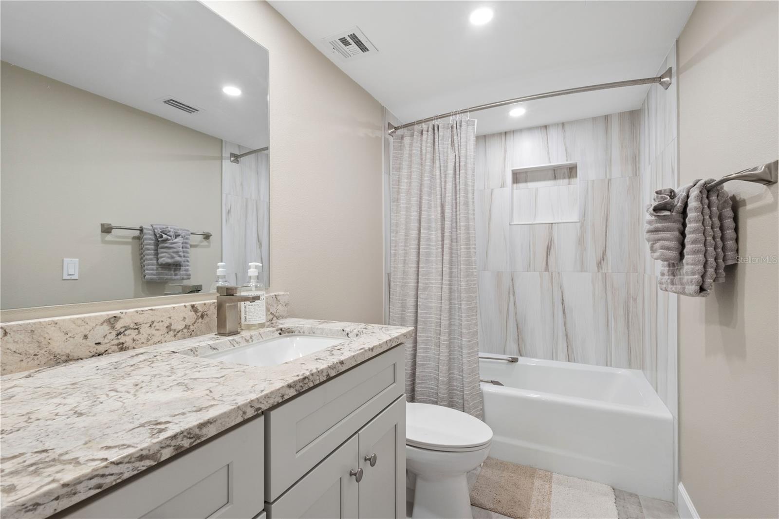 Guest bath room with tub