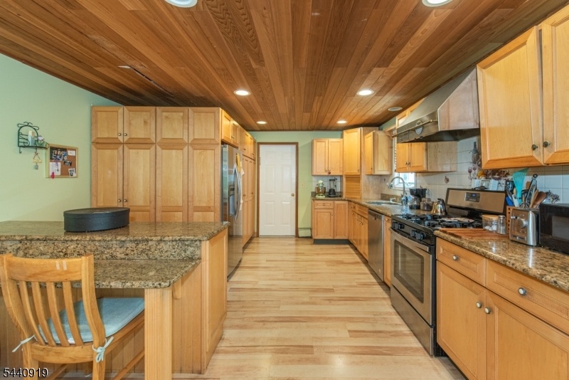 Kitchen area w/Breakfast bar