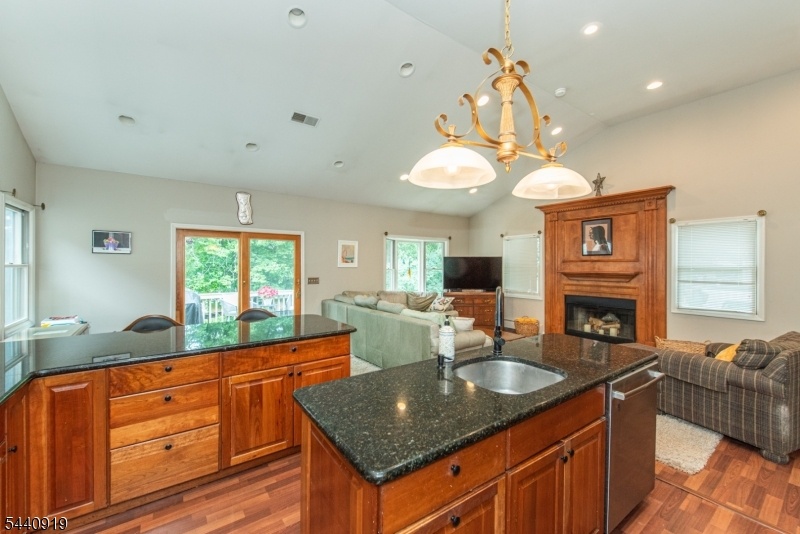 Kitchen High Cealings/granite