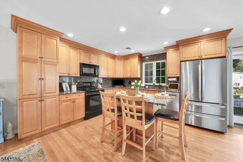 Eat in Kitchen w Dining