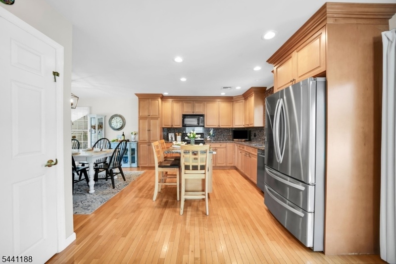 Eat in Kitchen w Dining