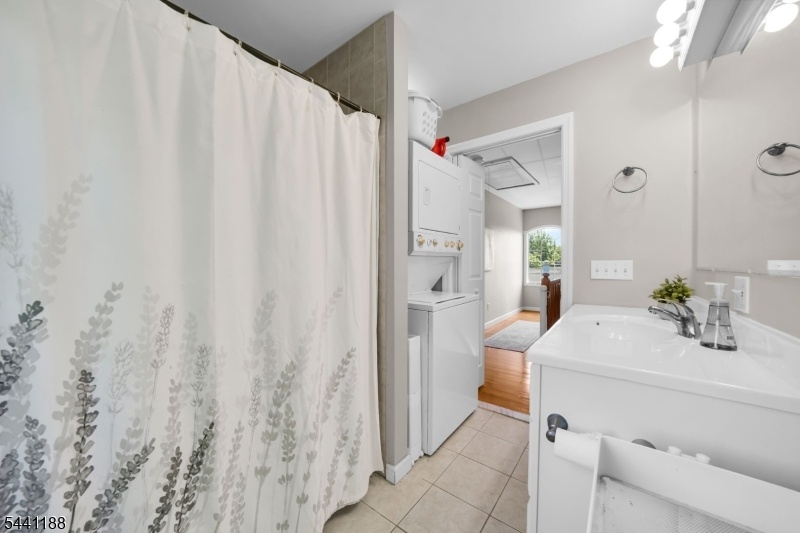 Main Bath - 2nd floor
